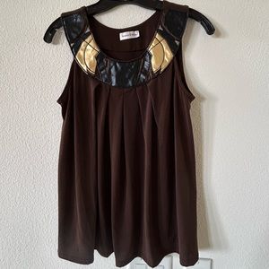 Monroe & Main - Stylish Sleeveless Blouse
